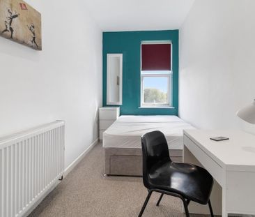 8 bedroom semi-detached house to rent - Photo 3