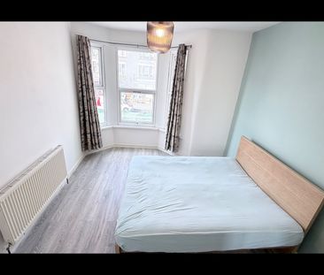 3 Bed Flat, Romford Road, E12 - Photo 5