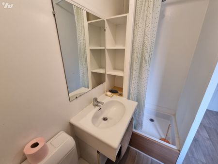 chambre meublée avec coin cuisine, douche et wc. - Photo 3