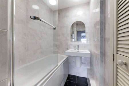 Three bedroom ex-local apartment overlooking Canary Wharf. - Photo 3