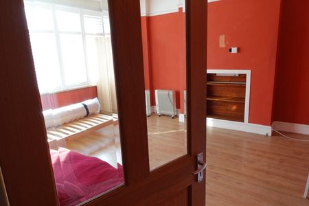 Room in a Shared House, Blenheim Avenue, IG2 - Photo 2