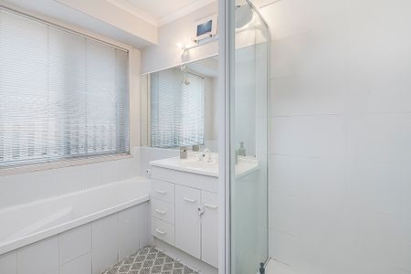 3 Parkmore Close, Robina QLD 4226 - House For Rent - $725 | Domain - Photo 2