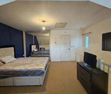 4 bedroom semi-detached house to rent - Photo 6