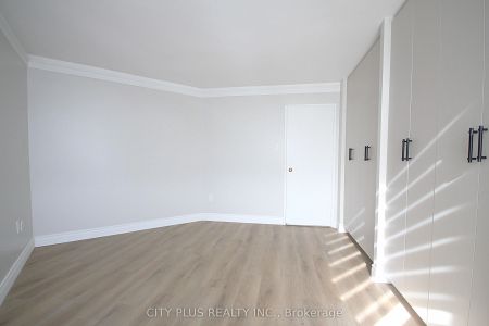 7460 Bathurst Street #1607 - Photo 2