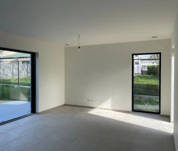 Nieuwbouwwoning met 3 slaapkamers inpandige garage , terras en tuin - Photo 2