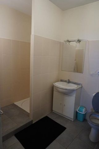 Location Appartement 3 pièces 77m² LES VANS 07140 - Photo 3