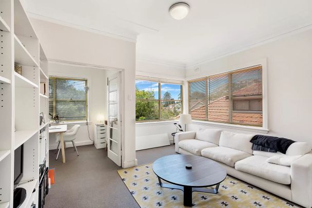 SPACIOUS ART DECO ONE BEDROOM APARTMENT WITH SUNROOM - Photo 1