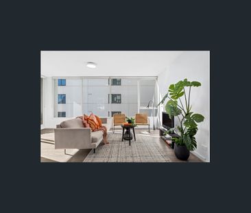 Light-Filled Corner Apartment with Sweeping City Views - Photo 3