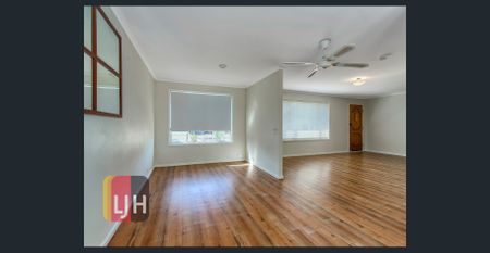 AIR CONDITIONED THREE BEDROOM HOME IN GREAT LOCATION! - Photo 3