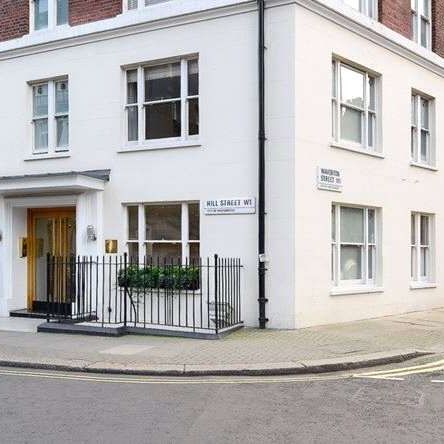 A modern studio apartment, set in the heart of Mayfair benefiting from a porter and lift access. - Photo 1