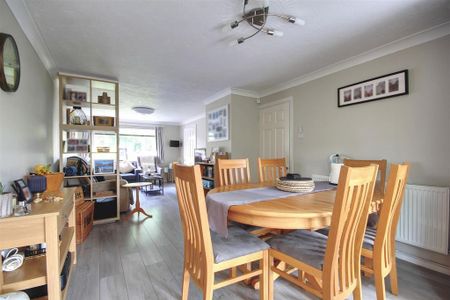 4 bedroom detached house to rent - Photo 2