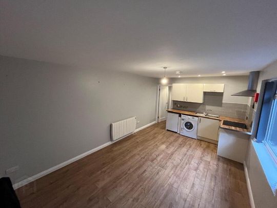 Flat 2 8, Kinnegar Drive, Holywood, BT18 9JQ - Photo 1