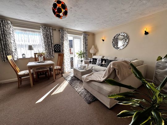 Grovebury Road, Leighton Buzzard - Photo 1