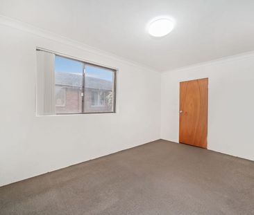 Spacious One Bedroom Apartment in Convenient Location - Photo 2