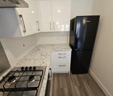 1 bedroom in a flat share to rent - Photo 4