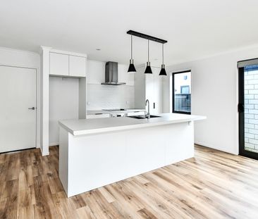 Single Garage & Great Location! - Photo 1