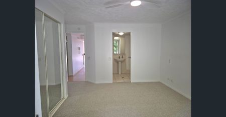 BURLEIGH CENTRAL apartment in resort style complex walk everywhere! - Photo 2