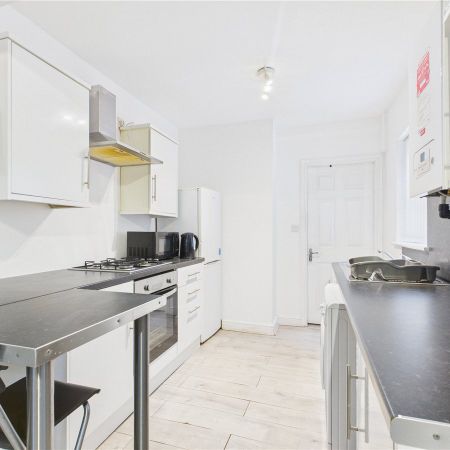 Room 1, Flat 1 - Photo 3