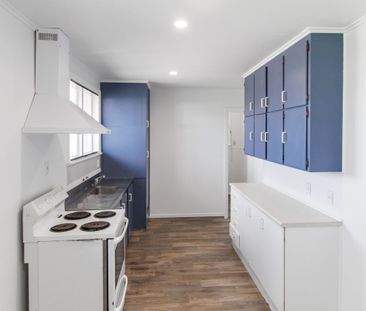 Sunny brick home in a super convenient location! - Photo 4