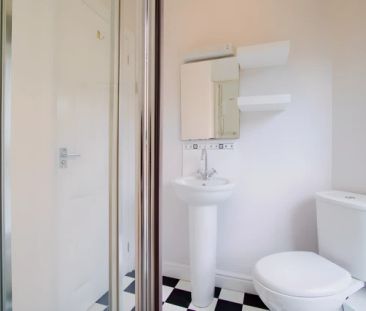 5 Bed 2 Bath - Photo 2