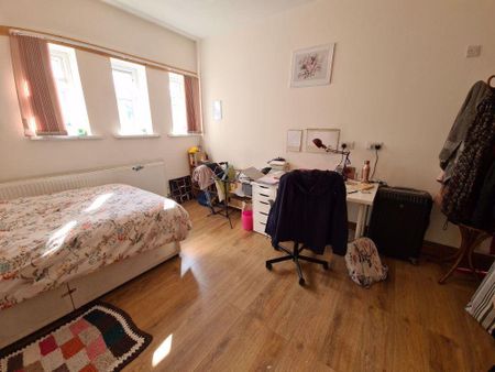 3 bedroom flat to rent - Photo 5