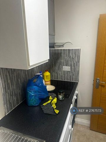 4 bedroom semi-detached house to rent - Photo 5