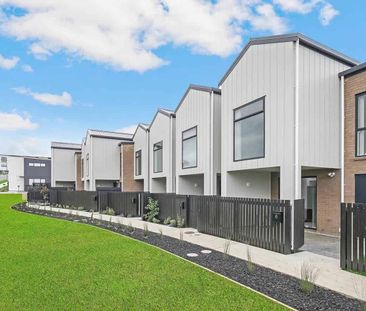 Brand new townhouse in desirable development - Photo 5