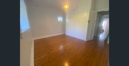 A spacious and beautiful property in a great location - Photo 2