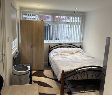 Bedsit, Manley Road, M21 - Photo 6