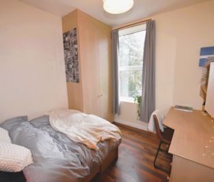 6 bedroom Flat in Brudenell Road, Leeds - Photo 3