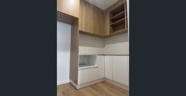 4 bedroom house For Lease - NIDDRIE VIC 3042 - Photo 1