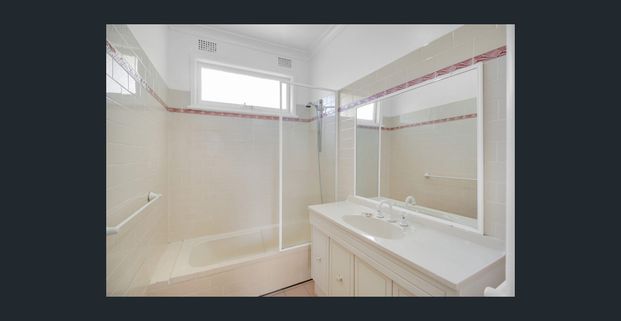 Charming Wollongong Haven: Your Spacious Single-Level Dream Home - Photo 1