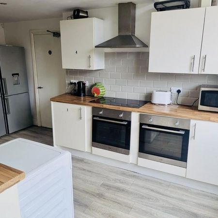 1 bedroom in a house share to rent - Photo 4