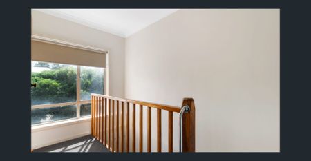 Bright & Spacious 2 Storey Home in a Prime Location - Photo 5