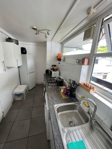 1 Bed Flat, Shepton Court, SW11 - Photo 4