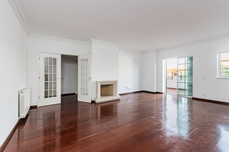 Apartamento T2 para arrendamento sem móveis, com terraço e garagem na Lapa em Lisboa - Foto 3