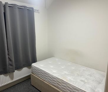 Three/Four bedroom flat inclusive of bills - Dagenham - Photo 5