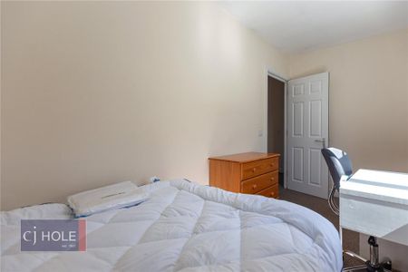 4 bedroom end of terrace house to rent - Photo 3