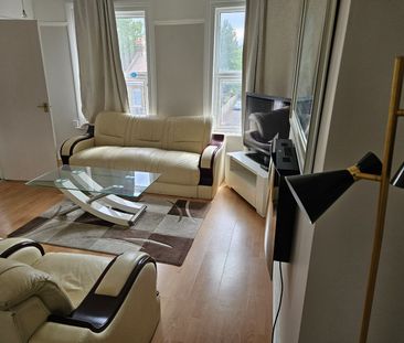 1 Bed Flat, Lower Addiscombe Road, CR0 - Photo 2