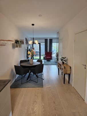 Fint nybyggt modernt 3-våningsradhus i lugnt område. - Photo 1