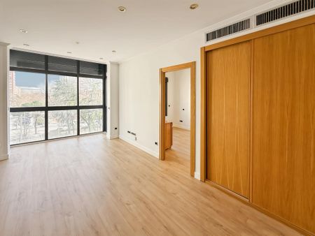 Piso de alquiler en Calle de la Infanta Mercedes, Cuatro Caminos - Azca - Photo 3