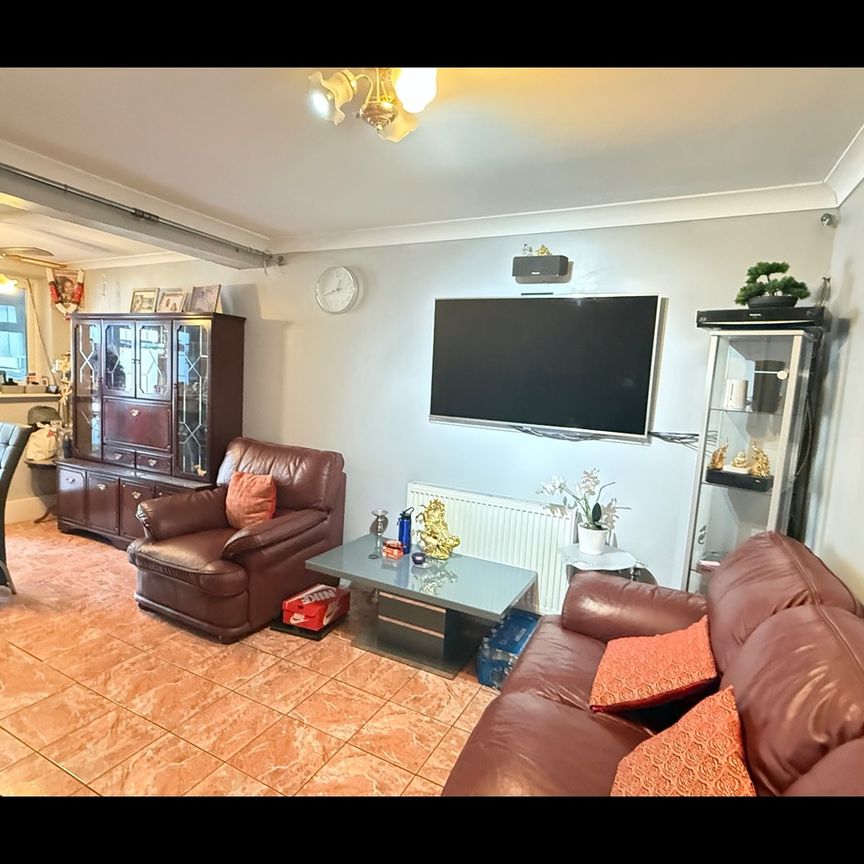 4 Bed Semi-Detached House, Mitcham Road, CR0 - Photo 1
