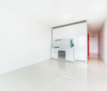 Central Park Luxury One Bedroom Apartment for lease. - Photo 2