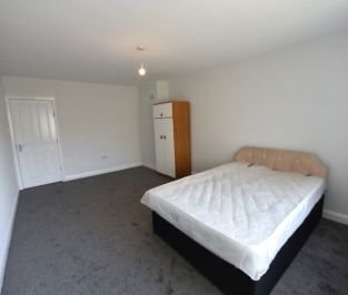 3 bedroom Flat in Lea Farm Drive, Leeds - Photo 4