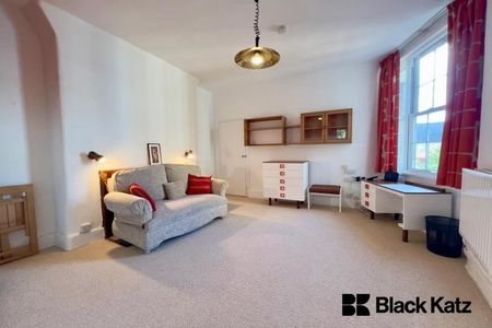 Bright and Spacious Three Bedroom Apartment in the Heart of London Bridge - Photo 5