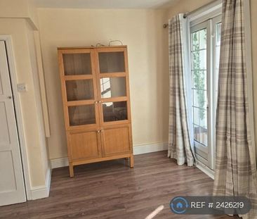 1 bedroom in a flat share to rent - Photo 2