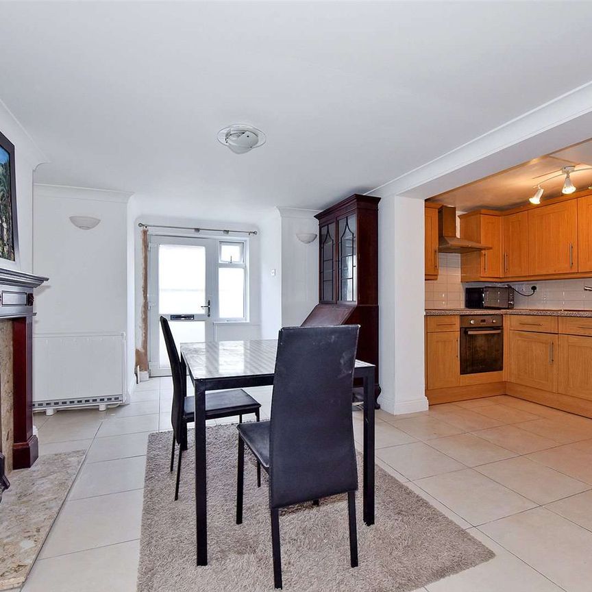 Short Let - all bills included. A spacious lower-ground floor studio flat perfect for a single person. - Photo 1