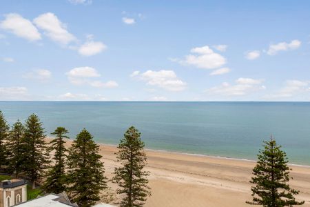 Elevated Coastal Living – Sub-penthouse Apartment with Panoramic Views - Photo 3