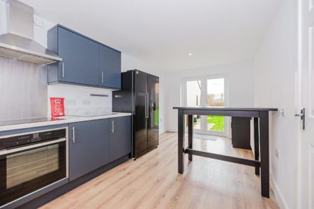 3 bedroom detached house to rent - Photo 2