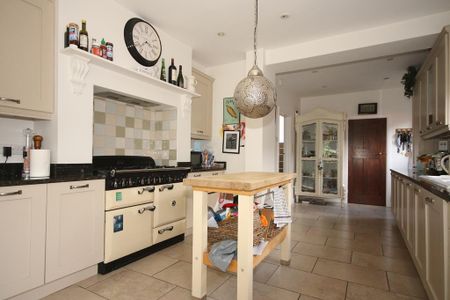 5 bedroom detached house to rent - Photo 2